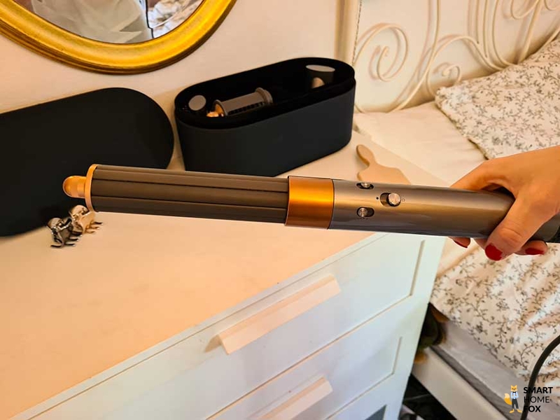 Man sieht den Lockenaufsatz des Dyson Airwrap.